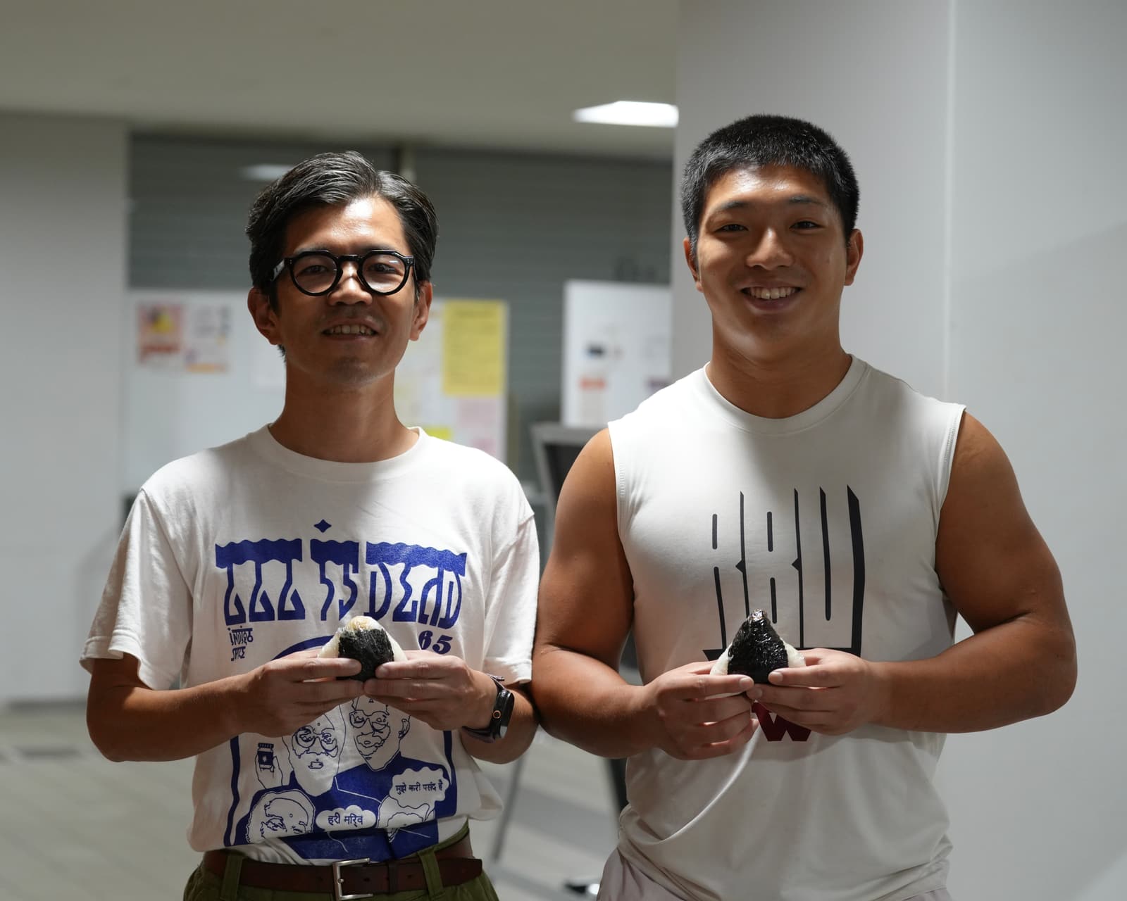 おにぎりを手にするOBと選手