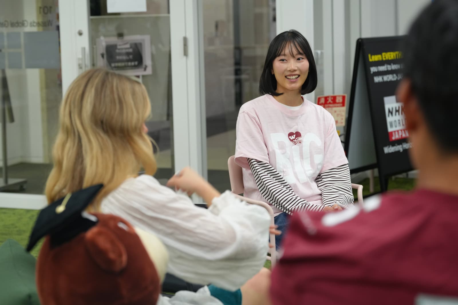 部員と交流するパウウェル氏の様子
